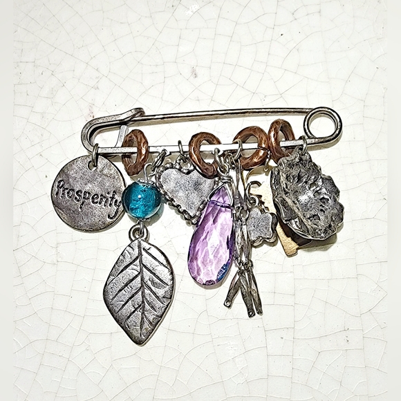 Large safety pin charm brooch Key, flower, leaf, beads - Picture 3 of 4
